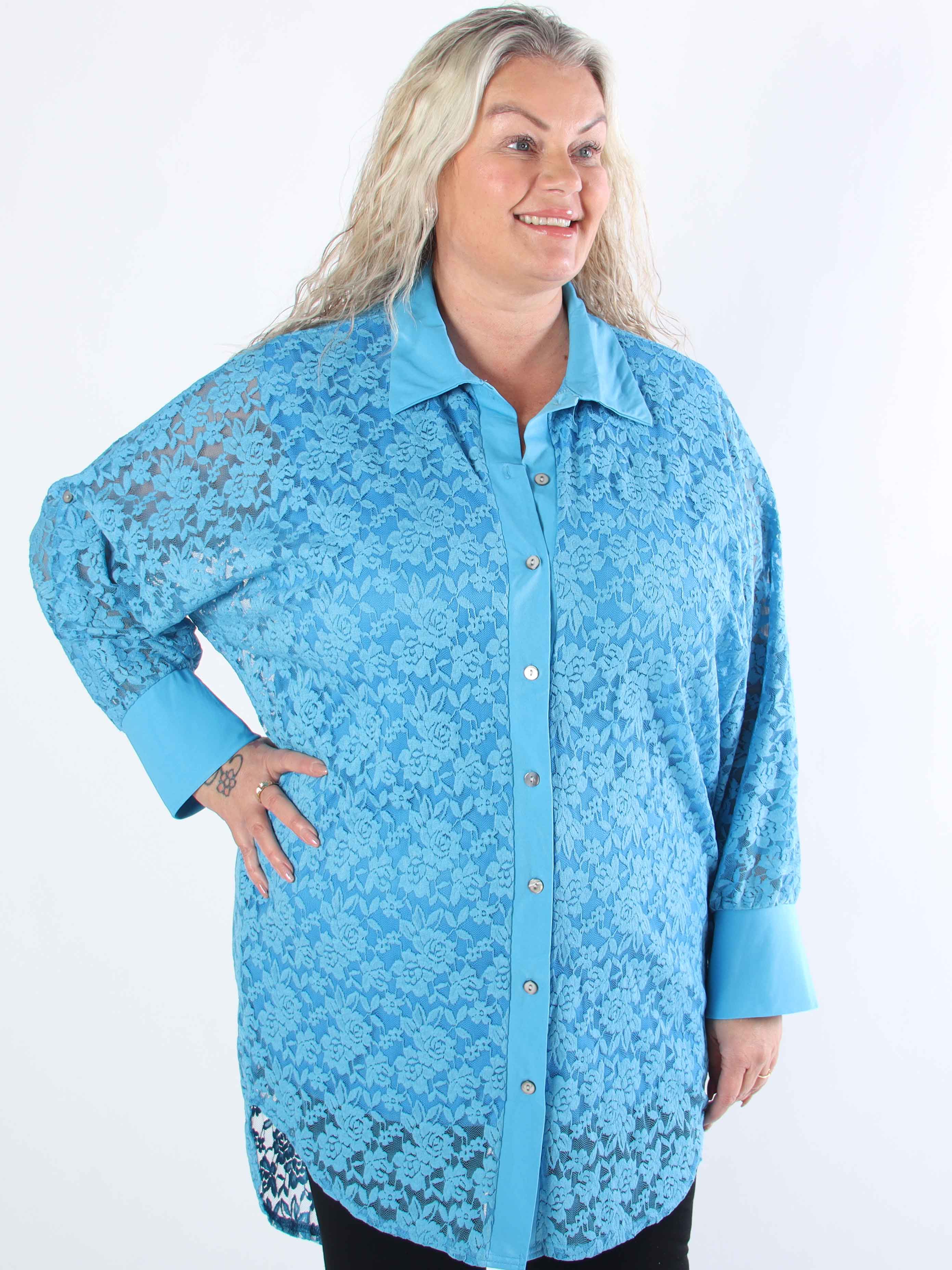 Katherine - Sød plus size skjorte i blonder